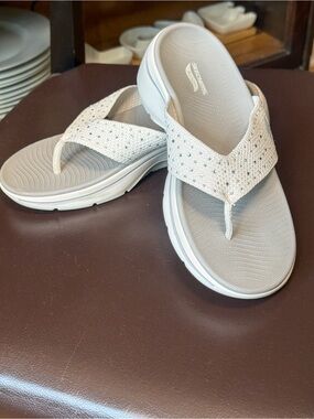Skechers GO WALK Arch Fit 2.0 Claire Sandals White Silver Rhinestone Womens 9